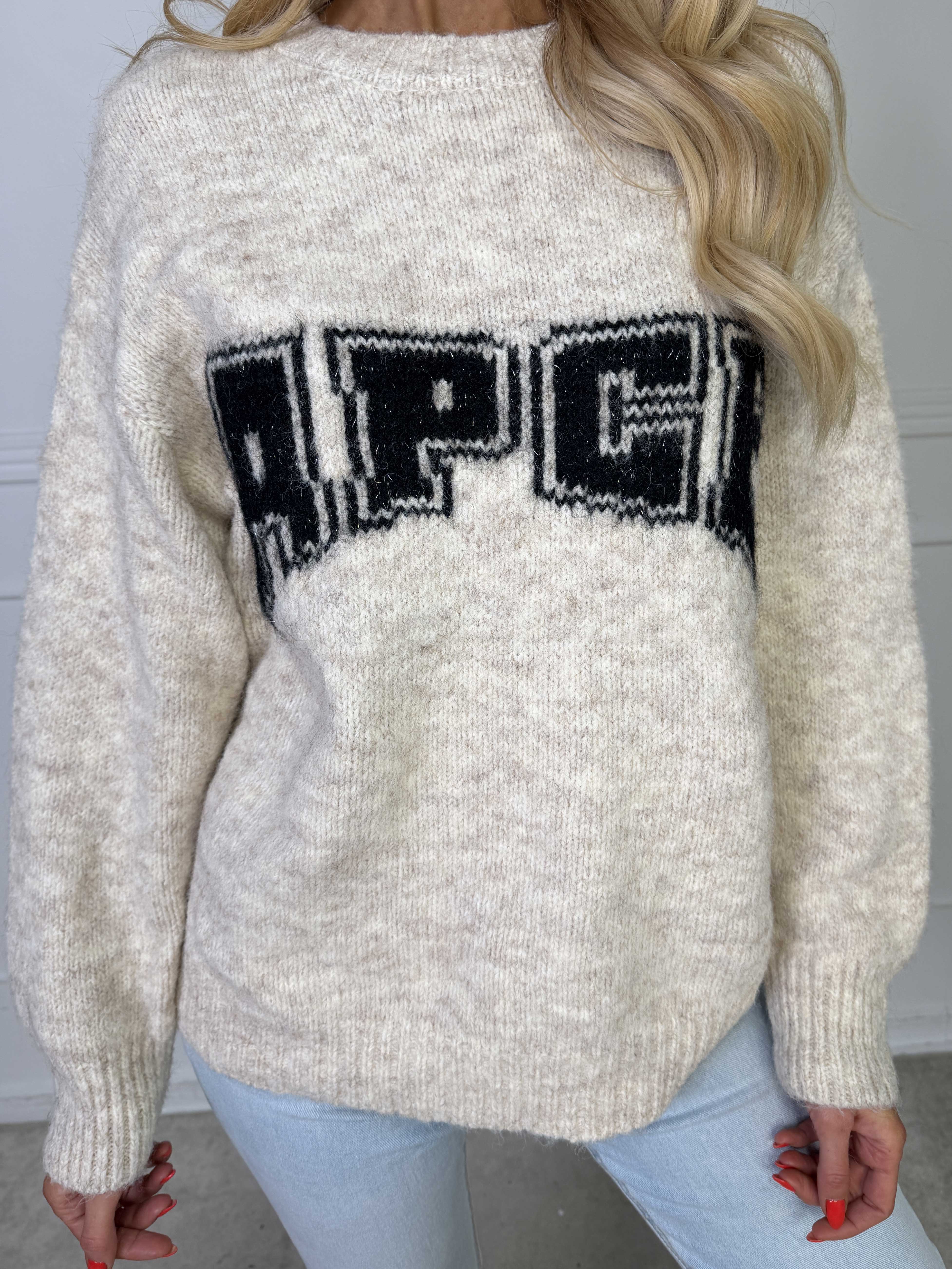 Adira - Blød strik med grafisk logo